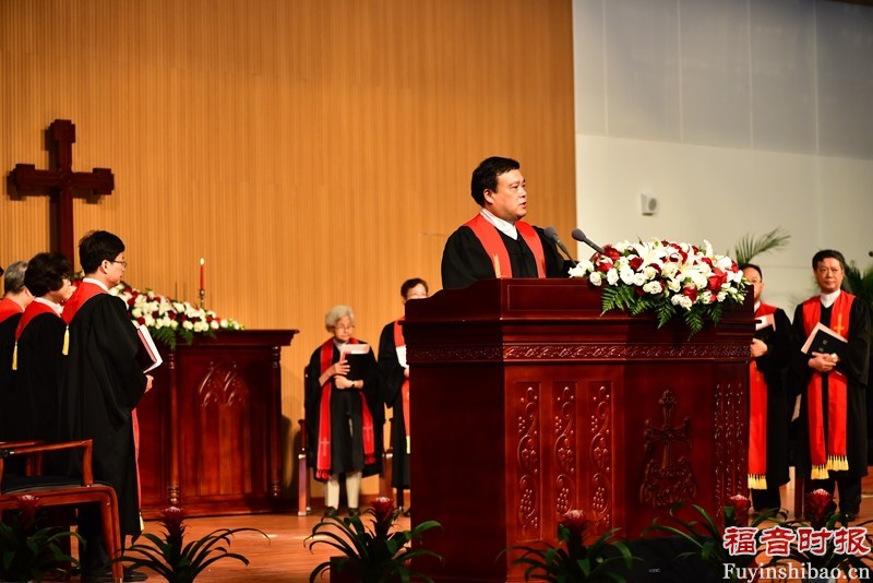 Rev. Chen Bin hosted the Thanksgiving Service during the NUTS event.(credit: GospelTimes.cn)