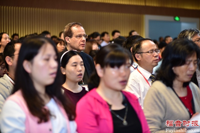  Believers attending the ceremony。