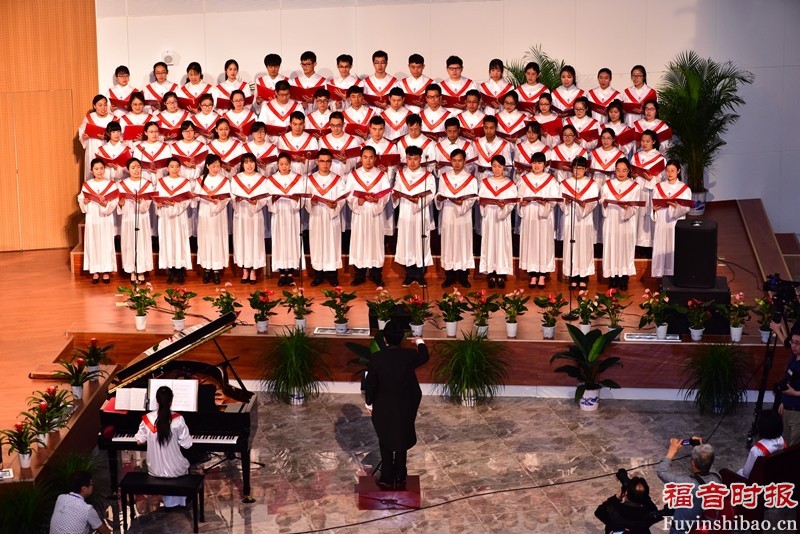 Choir time during the thanksgiving service。