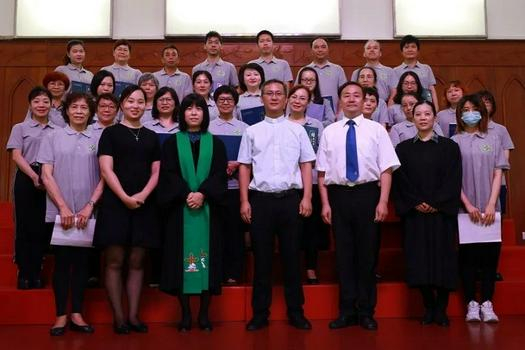 A group photo of Students who completed the first-phase spiritual growth course of Guangxiao Church in Guangzhou, Guangdong with the church leaders on August 22, 2021.