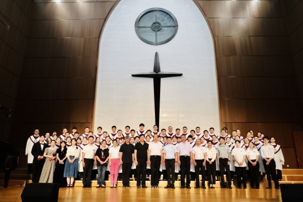 The faculty and students of Fujian Theological Seminary took a group picture after a praise meeting to celebrate the graduation on June 18, 2023.