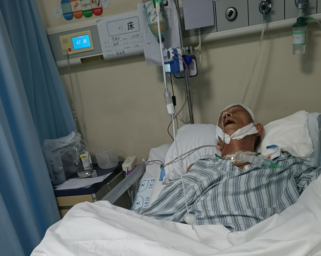Luo Shanxue, the first in China to publicly acknowledge that he is the son of a comfort woman, lies in bed in his life-threatening situation at Wuhan Union Hospital in Hubei Province.